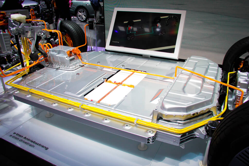 Energiespeicher eines Audi e-tron. Wie viel Energie in der Batterie gespeichert werden kann, wird in der Einheit Kilowattstunden (kWh) ausgedrückt.