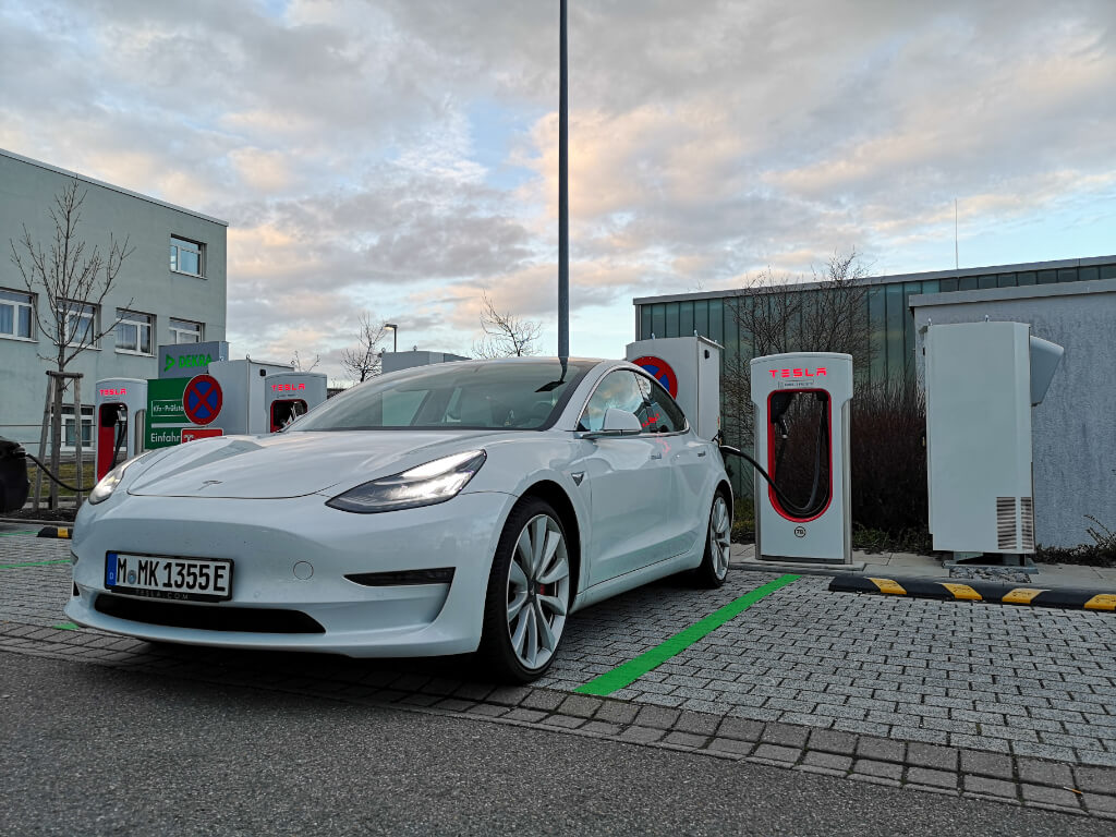 Tesla aufladen an HPC Supercharger